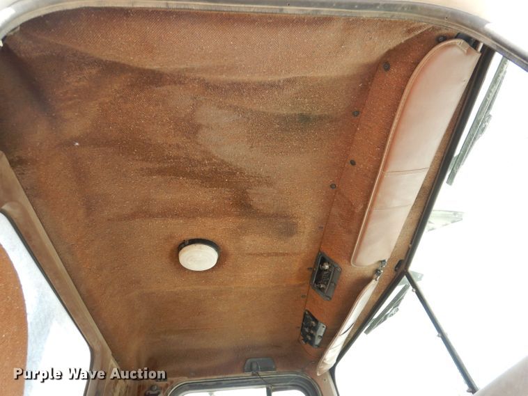 image for item DT9808 1990 International 9300  semi truck