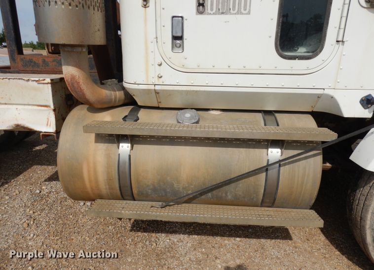 image for item DT9808 1990 International 9300  semi truck