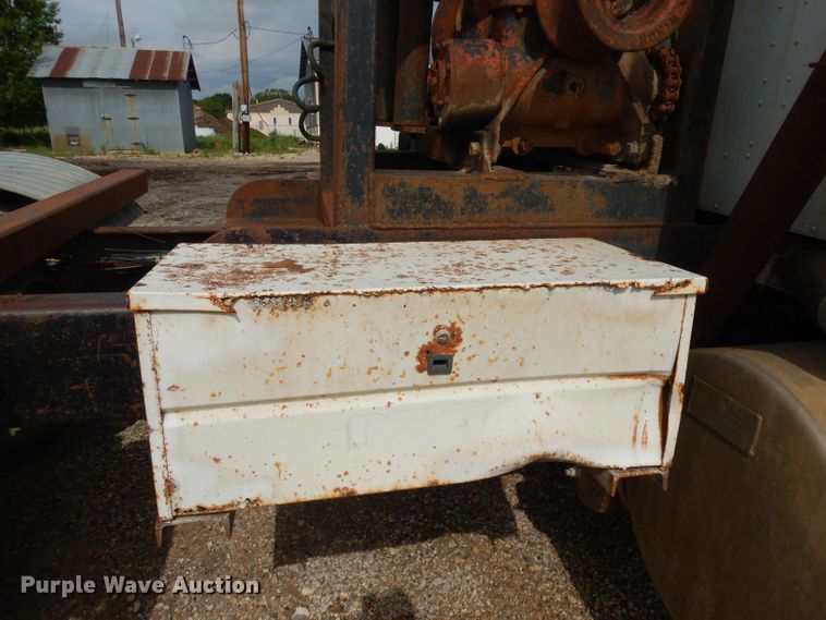 image for item DT9808 1990 International 9300  semi truck