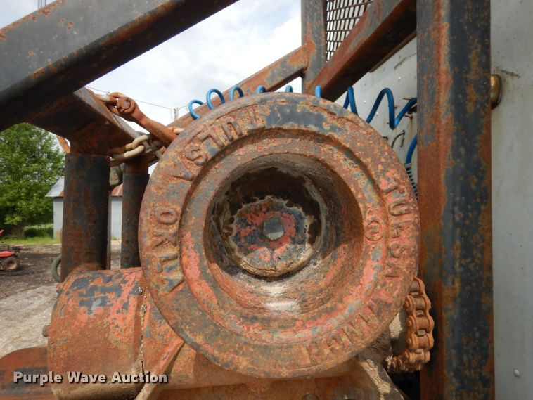 image for item DT9808 1990 International 9300  semi truck