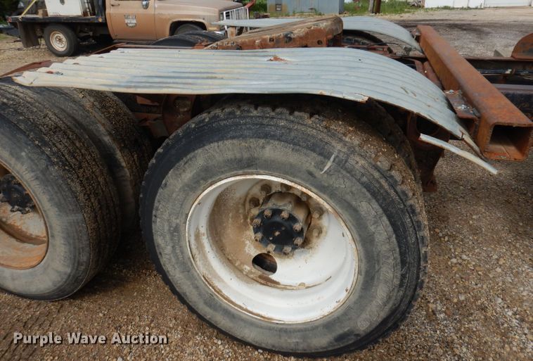 image for item DT9808 1990 International 9300  semi truck