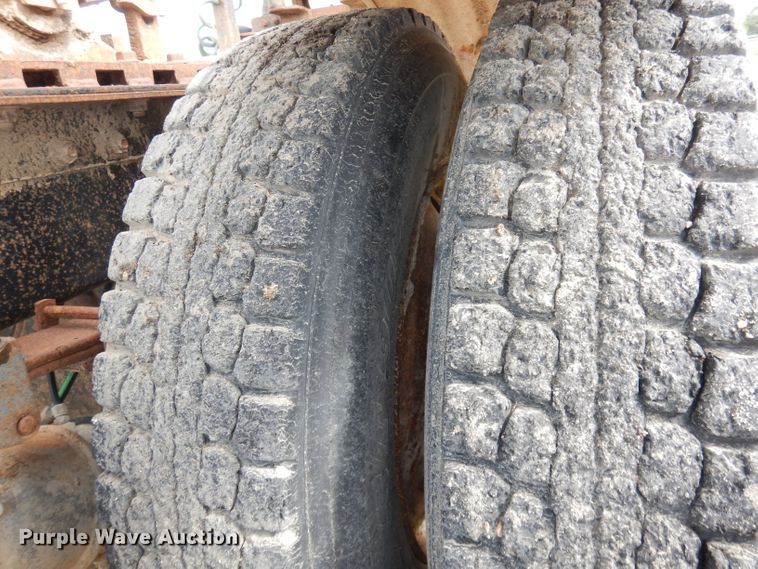 image for item DT9808 1990 International 9300  semi truck