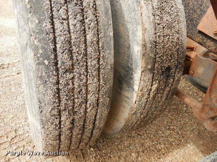 image for item DT9808 1990 International 9300  semi truck