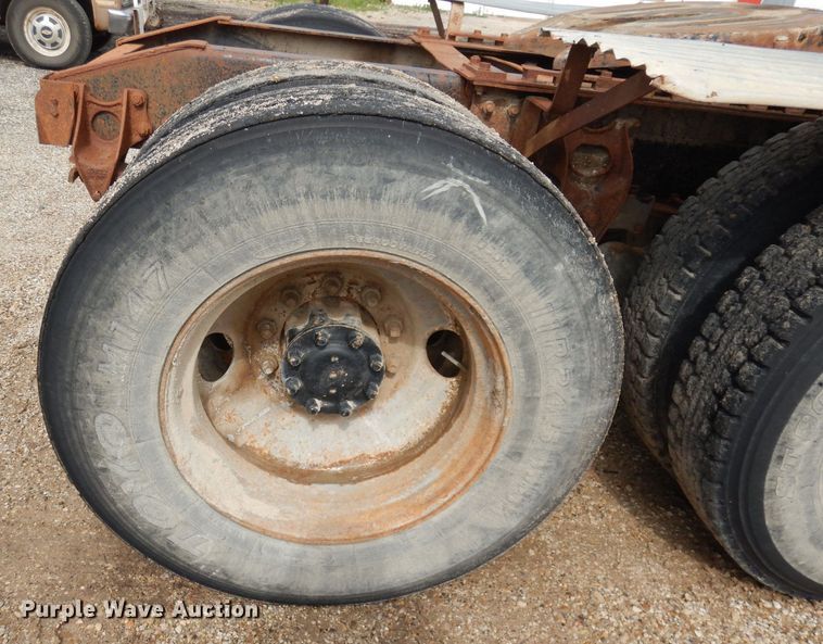 image for item DT9808 1990 International 9300  semi truck