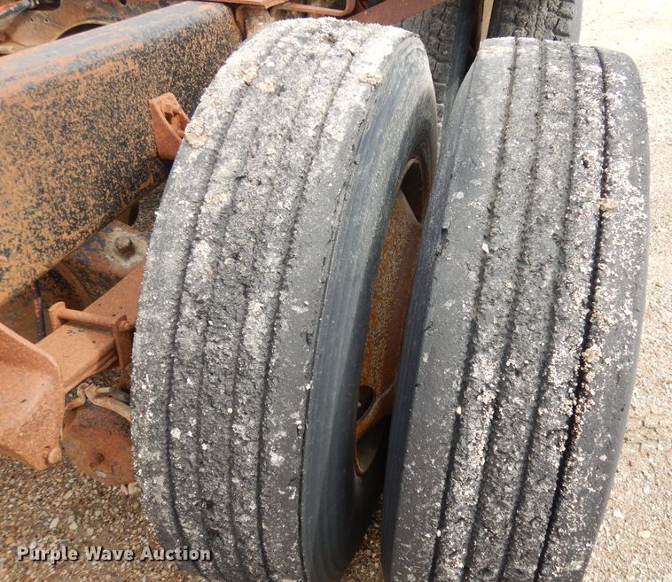 image for item DT9808 1990 International 9300  semi truck