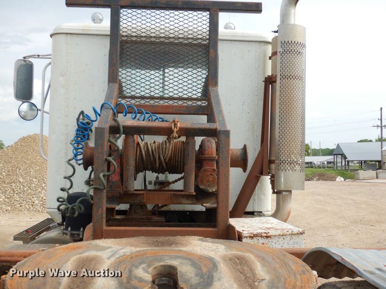 image for item DT9808 1990 International 9300  semi truck