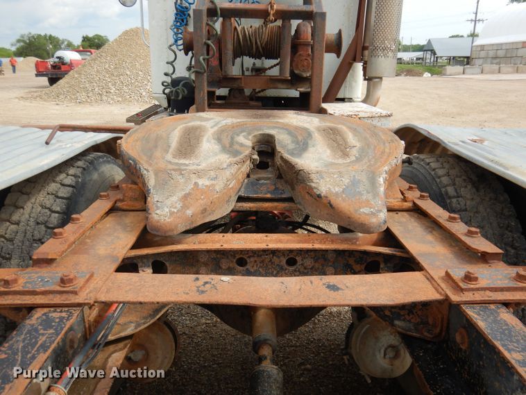 image for item DT9808 1990 International 9300  semi truck