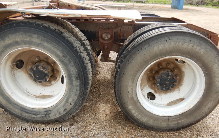 image for item DT9808 1990 International 9300  semi truck