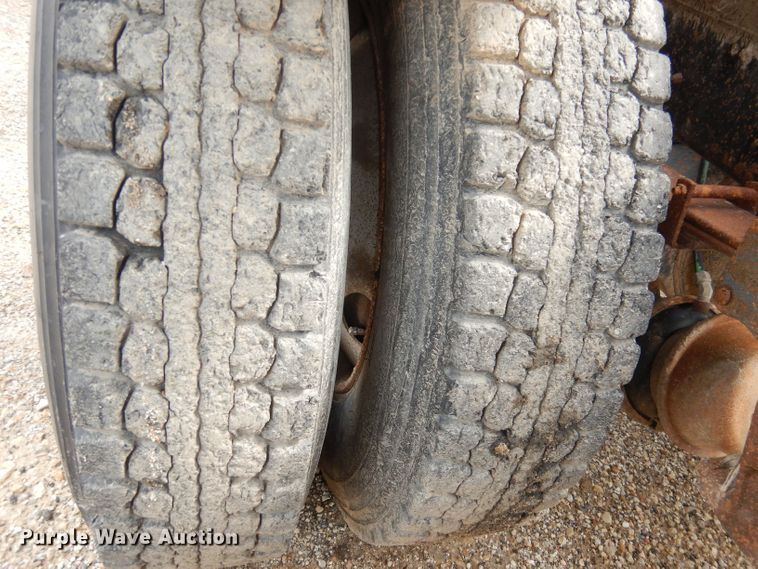 image for item DT9808 1990 International 9300  semi truck