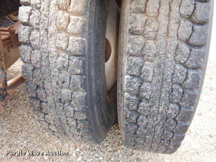 image for item DT9808 1990 International 9300  semi truck