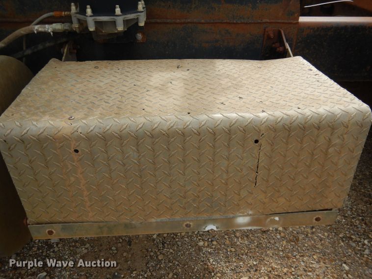 image for item DT9808 1990 International 9300  semi truck