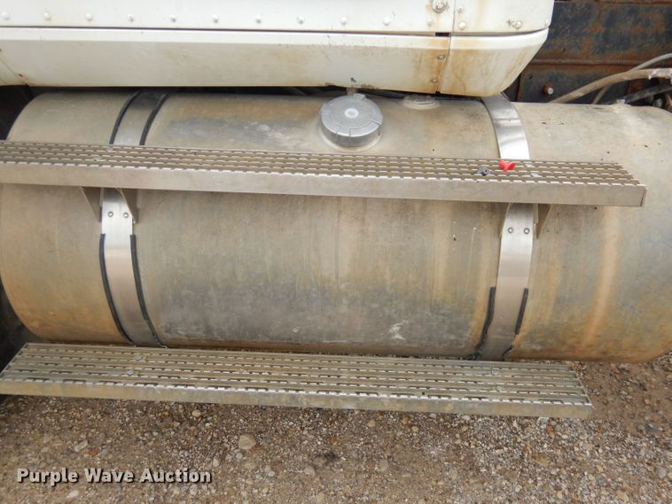 image for item DT9808 1990 International 9300  semi truck