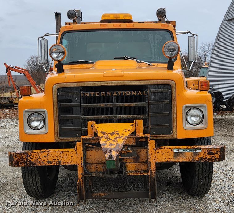 image for item HK9356 1982 International 1954  dump truck