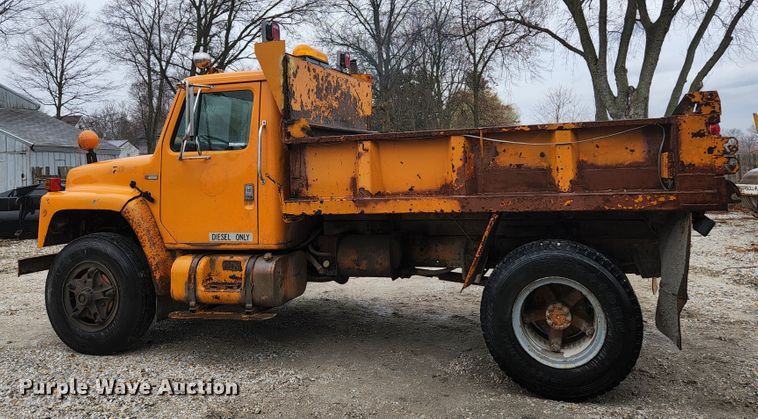 image for item HK9356 1982 International 1954  dump truck