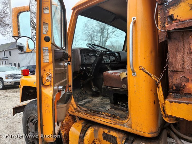 image for item HK9356 1982 International 1954  dump truck