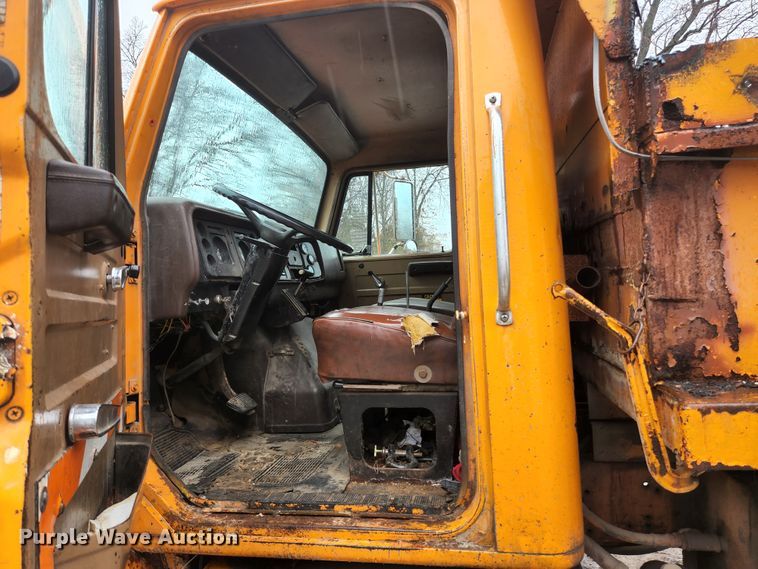 image for item HK9356 1982 International 1954  dump truck