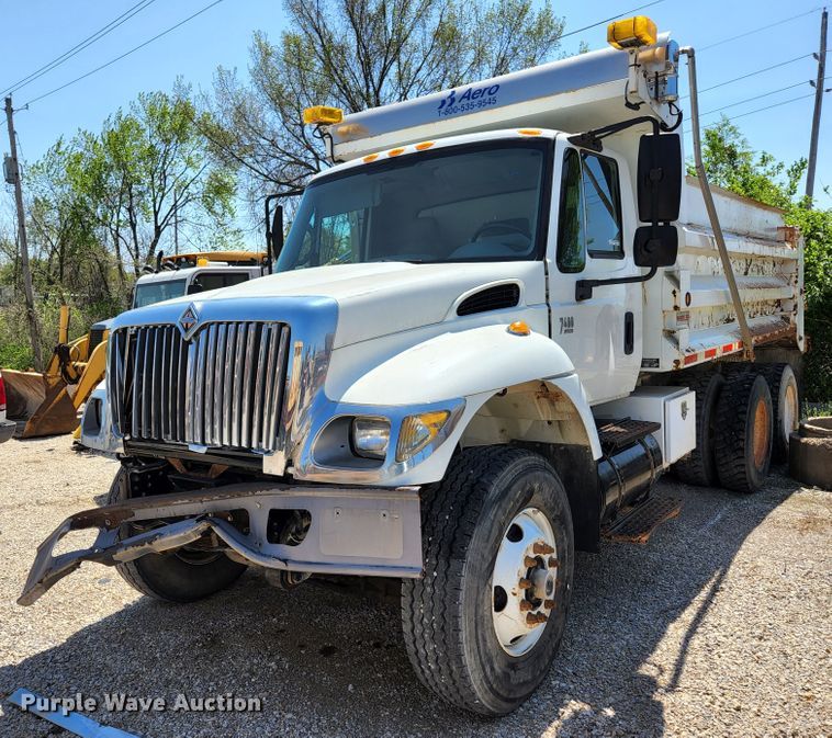 image for item HV9615 2003 International 7400  dump truck
