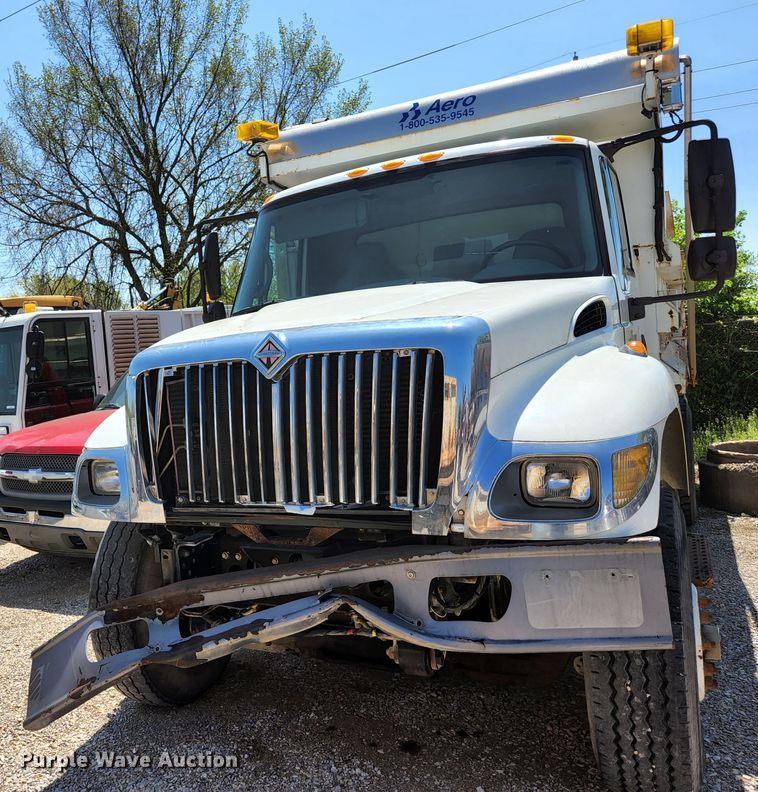 image for item HV9615 2003 International 7400  dump truck