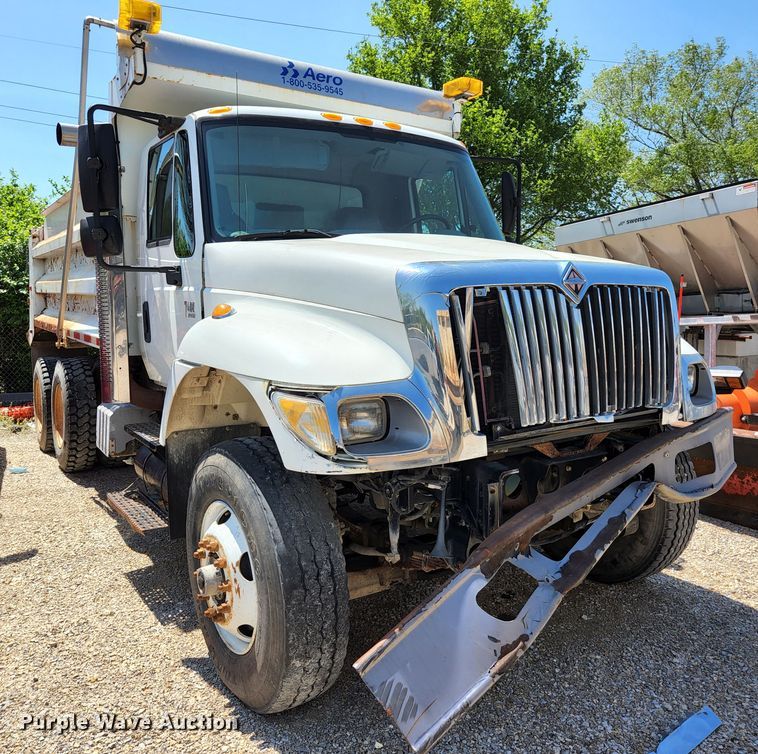 image for item HV9615 2003 International 7400  dump truck