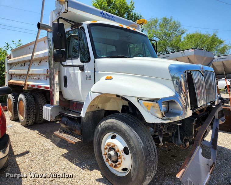 image for item HV9615 2003 International 7400  dump truck