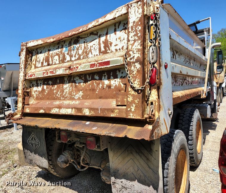 image for item HV9615 2003 International 7400  dump truck
