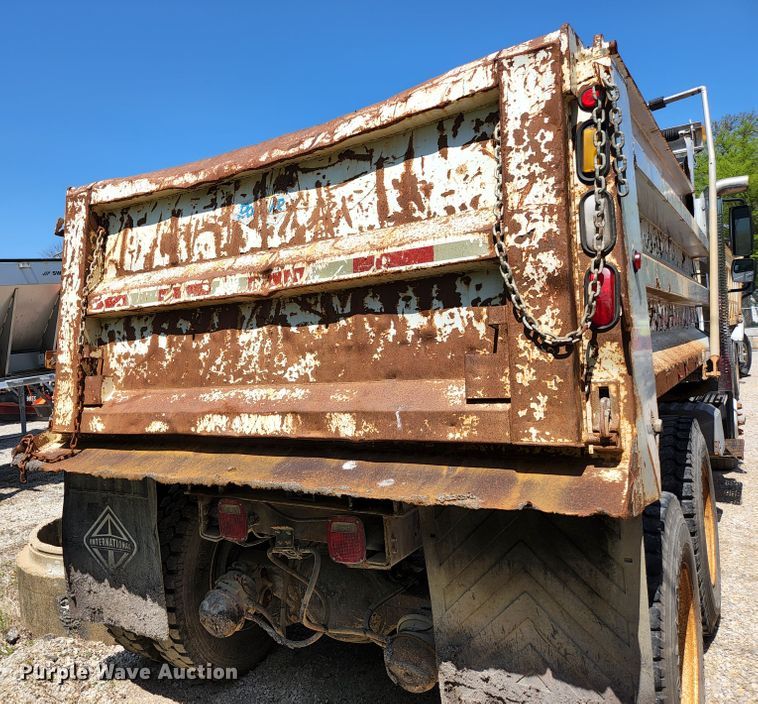 image for item HV9615 2003 International 7400  dump truck