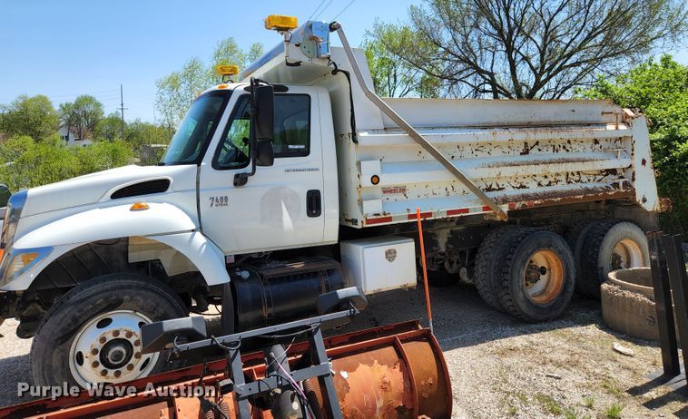 image for item HV9615 2003 International 7400  dump truck
