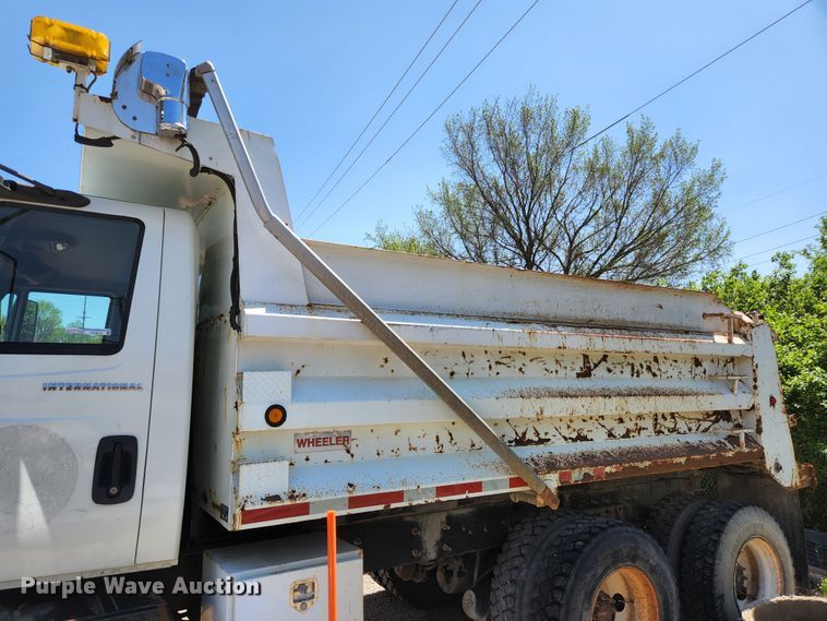 image for item HV9615 2003 International 7400  dump truck