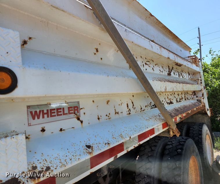 image for item HV9615 2003 International 7400  dump truck