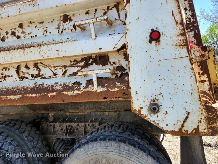 image for item HV9615 2003 International 7400  dump truck