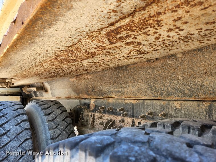 image for item HV9615 2003 International 7400  dump truck