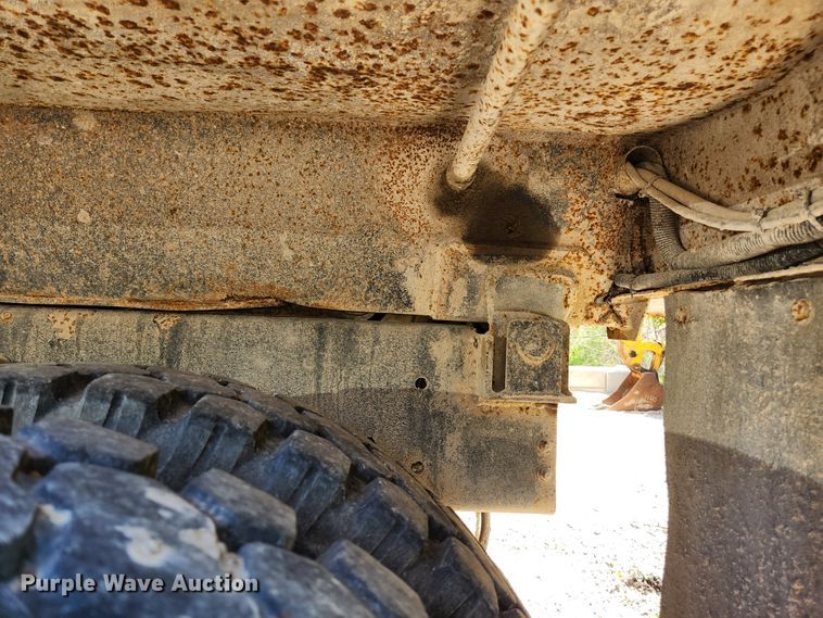 image for item HV9615 2003 International 7400  dump truck