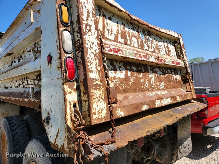 image for item HV9615 2003 International 7400  dump truck