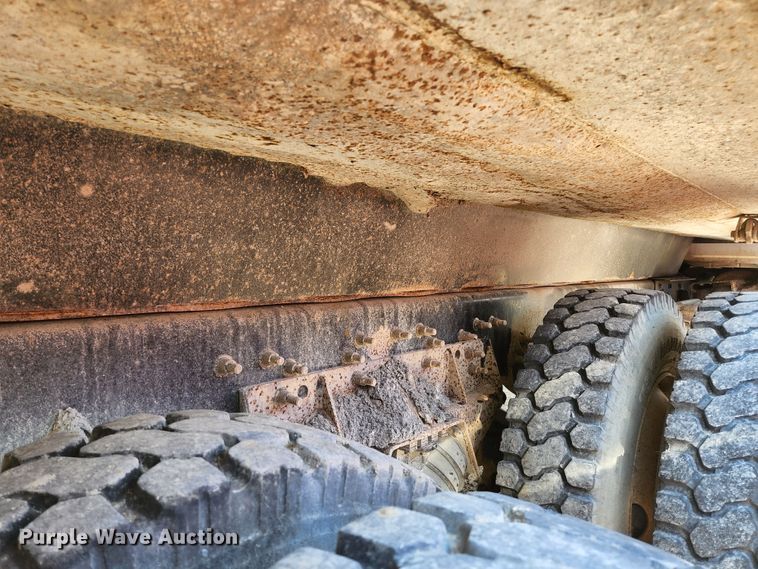 image for item HV9615 2003 International 7400  dump truck