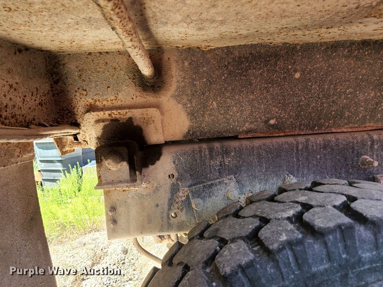 image for item HV9615 2003 International 7400  dump truck