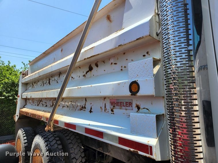 image for item HV9615 2003 International 7400  dump truck