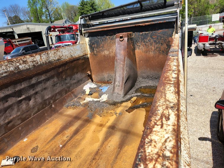 image for item HV9615 2003 International 7400  dump truck