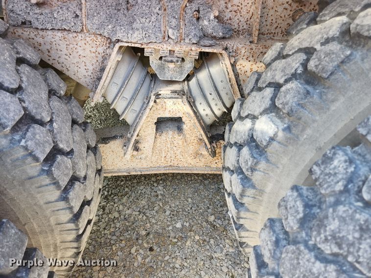 image for item HV9615 2003 International 7400  dump truck