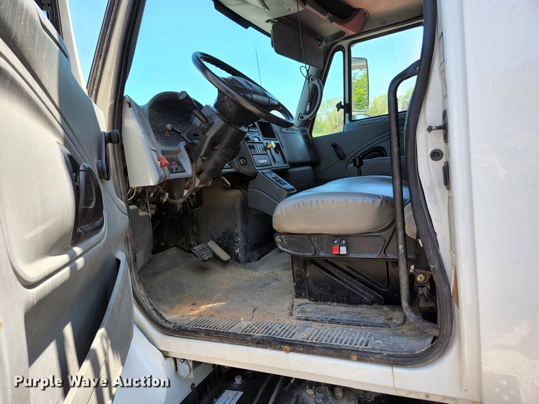 image for item HV9615 2003 International 7400  dump truck