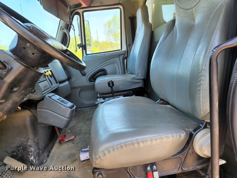 image for item HV9615 2003 International 7400  dump truck