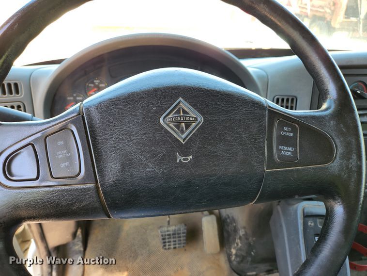 image for item HV9615 2003 International 7400  dump truck