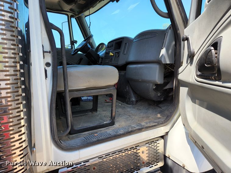 image for item HV9615 2003 International 7400  dump truck