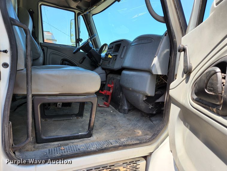 image for item HV9615 2003 International 7400  dump truck