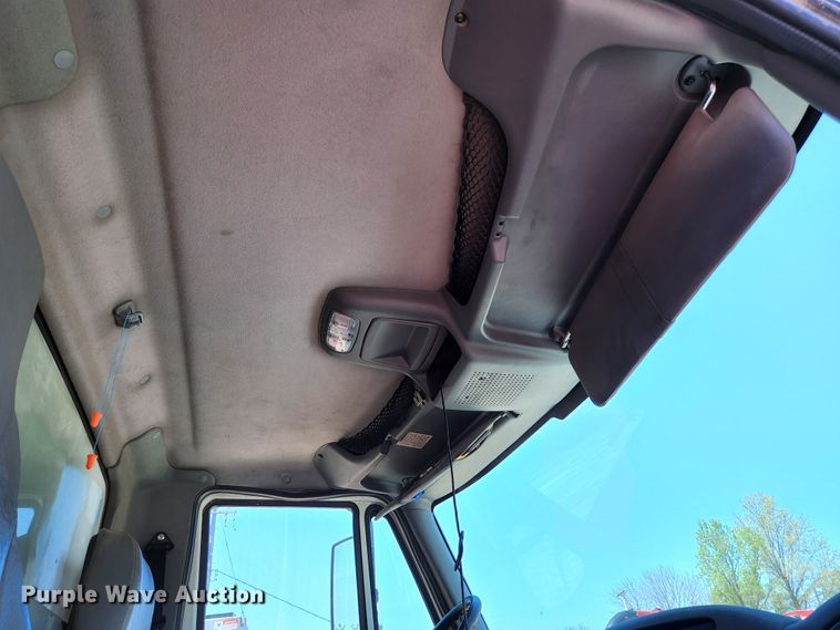 image for item HV9615 2003 International 7400  dump truck