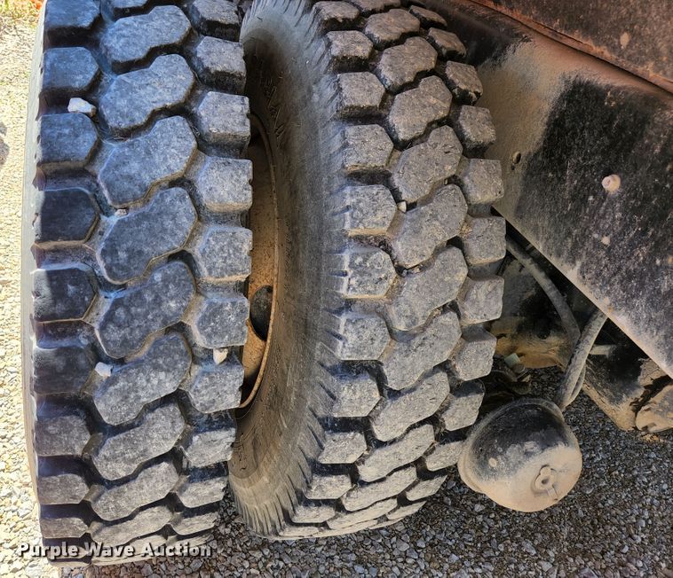 image for item HV9615 2003 International 7400  dump truck