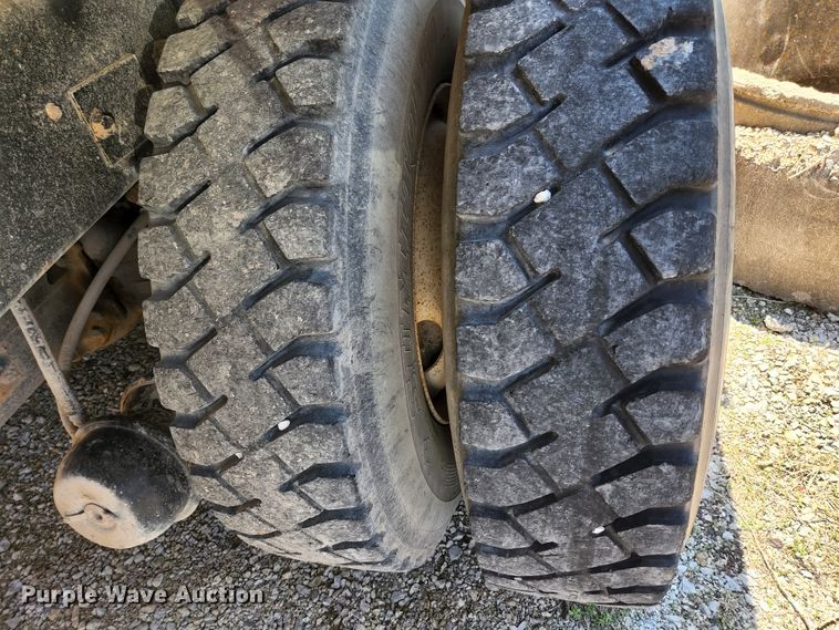 image for item HV9615 2003 International 7400  dump truck