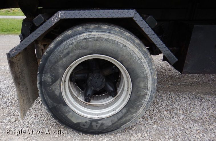 image for item IM9980 1989 International S1954  dump truck