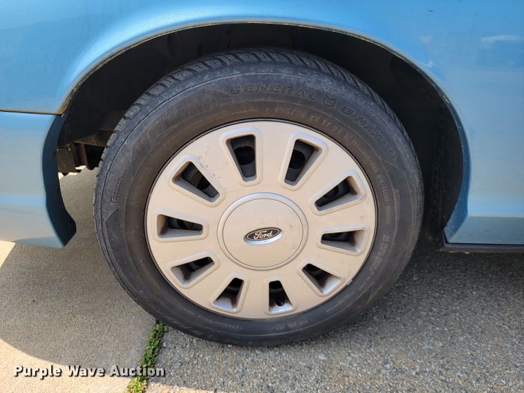 image for item JL9483 2004 Ford Crown Victoria Police Interceptor