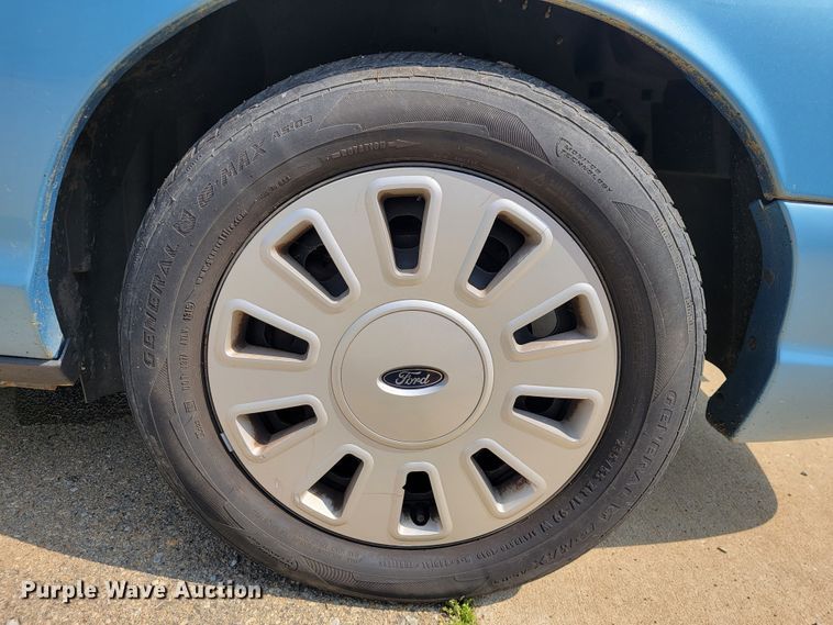 image for item JL9483 2004 Ford Crown Victoria Police Interceptor