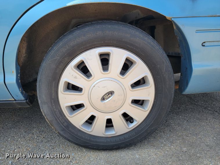 image for item JL9483 2004 Ford Crown Victoria Police Interceptor